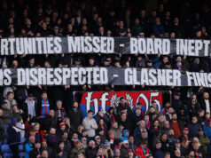 Je úplne v poriadku čeliť kritike fanúšikov – Glasner Fanúšikovia Crystal Palace držia transparenty počas víťazstva nad Wolves, ktoré volajú predstavenstvo klubu "nešikovný" a povedať, že manažér Oliver Glasner je "hotový"