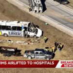 Tragická nehoda autobusu v Iowe si vyžiadala jednu osobu mŕtvu a 32 ďalších zranených po tom, čo vozidlo univerzitného bejzbalového tímu v stredu ráno zišlo z cesty.