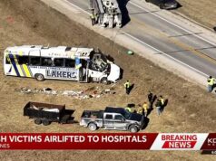 Jeden mŕtvy a 32 zranených pri havárii autobusu univerzitného bejzbalového tímu počas cesty do Arkansasu na úvodné zápasy sezóny Tragická nehoda autobusu v Iowe si vyžiadala jednu osobu mŕtvu a 32 ďalších zranených po tom, čo vozidlo univerzitného bejzbalového tímu v stredu ráno zišlo z cesty.