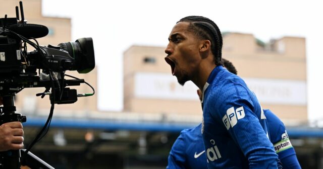 Jeden z najväčších problémov Chelsea vyriešil Liam Rosenior po prestupe Chelsea cez víkend oslavuje gól Joaa Pedra proti Burnley