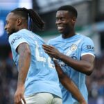 MANCHESTER, ANGLICKO - 24. JANUÁRA: Antoine Semenyo z Manchestru City oslavuje strelenie druhého gólu počas zápasu Premier League medzi Manchestrom City a Wolverhampton Wanderers na Etihad Stadium 24. januára 2026 v Manchestri v Anglicku. (Foto: Marc Atkins/Getty Images)