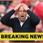 Jeremie Frimpong z Liverpoolu opúšťa ihrisko pre zranenie počas zápasu MD8 fázy Ligy majstrov UEFA 2025/26 medzi Liverpool FC...