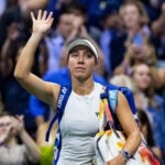 Jessica Pegula sa usmieva po strele. Americká tenisová hviezda Jessica Pegula sa po odpale usmieva.