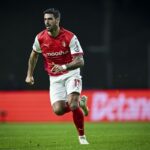 Joao Ferreira zo Saint-Étienne sa po narážaní do steny chystal na dlhú absenciu