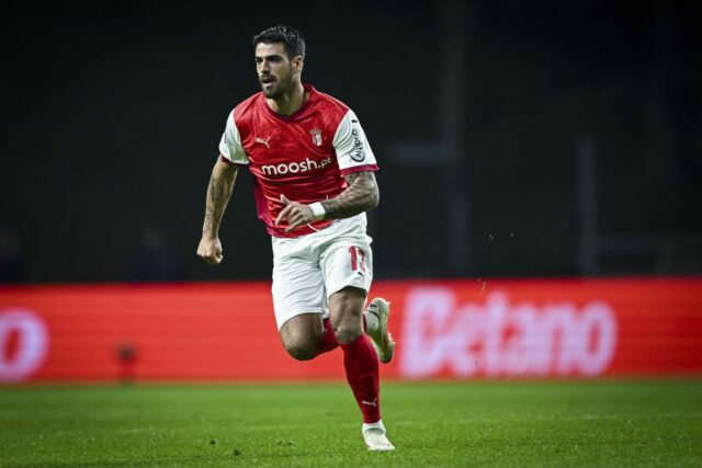 Joao Ferreira zo Saint-Étienne sa po narážaní do steny chystal na dlhú absenciu
