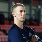 Joe Hart sa pozerá pred zápasom v Shrewsbury Town