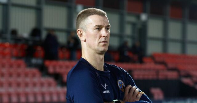 Joe Hart sa pozerá pred zápasom v Shrewsbury Town