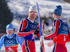 Johannes Hosflot Klaebo prekonal historický medailový rekord na zimných olympijských hrách, keď porazil tím USA a získal desiate zlato svojej sotva uveriteľnej kariéry Johannes Hosflot Klaebo oslavuje prekročenie hranice a zisk ďalšej zlatej medaily