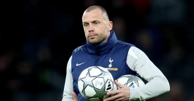 John Heitinga sa pozerá pred zápasom Tottenhamu