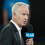 John McEnroe v zúrivom výbuchu na letisku hovorí mladému „fanúšikovi“, aby sa „s*al“.
