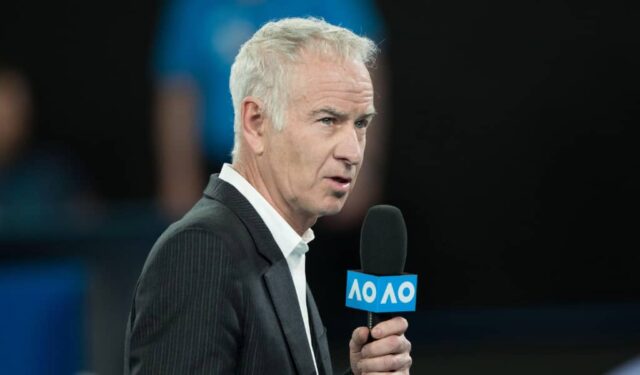 John McEnroe v zúrivom výbuchu na letisku hovorí mladému „fanúšikovi“, aby sa „s*al“.
