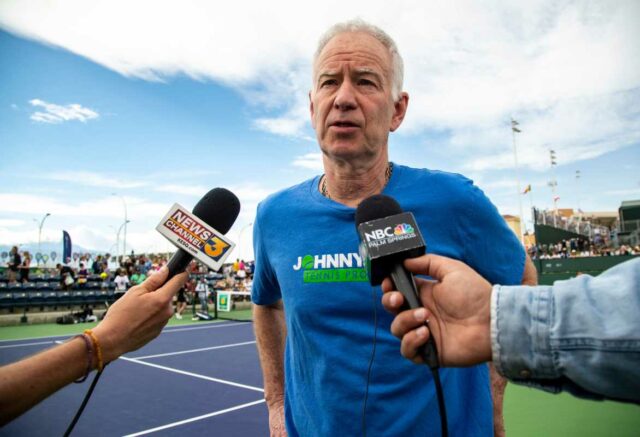 John McEnroe, sieň slávy a tenisový analytik ESPN s nezávislým spisovateľom a vysielateľom Garym McKillipsom.