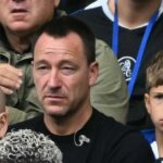 Bývalý kapitán Chelsea John Terry sa pozerá zo svojho sedadla počas futbalového zápasu anglickej Premier League medzi Chelsea a Fulhamom na Stamford Bridge v Londýne 30. augusta 2025. (Foto: JUSTIN TALLIS / AFP) / POUŽITIE OBMEDZENÉ NA REDAKCIU. Nepoužívať s nepovolenými audio, video, dátami, súpiskami zápasov, klubovými/ligovými logami alebo „živými“ službami. Online použitie v zápase je obmedzené na 120 obrázkov. Ďalších 40 obrázkov môže byť použitých v predĺžení. Žiadna emulácia videa. Používanie sociálnych médií počas zápasu je obmedzené na 120 obrázkov. Ďalších 40 obrázkov môže byť použitých v predĺžení. Nepoužíva sa v publikáciách o stávkach, hrách alebo publikáciách o jednotlivých kluboch/ligách/hráčoch. / (Foto: JUSTIN TALLIS/AFP cez Getty Images)