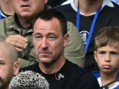 John Terry „frustrovaný“ rozhodnutím Chelsea po prepustení, keďže legenda bola prehliadaná Bývalý kapitán Chelsea John Terry sa pozerá zo svojho sedadla počas futbalového zápasu anglickej Premier League medzi Chelsea a Fulhamom na Stamford Bridge v Londýne 30. augusta 2025. (Foto: JUSTIN TALLIS / AFP) / POUŽITIE OBMEDZENÉ NA REDAKCIU. Nepoužívať s nepovolenými audio, video, dátami, súpiskami zápasov, klubovými/ligovými logami alebo „živými“ službami. Online použitie v zápase je obmedzené na 120 obrázkov. Ďalších 40 obrázkov môže byť použitých v predĺžení. Žiadna emulácia videa. Používanie sociálnych médií počas zápasu je obmedzené na 120 obrázkov. Ďalších 40 obrázkov môže byť použitých v predĺžení. Nepoužíva sa v publikáciách o stávkach, hrách alebo publikáciách o jednotlivých kluboch/ligách/hráčoch. / (Foto: JUSTIN TALLIS/AFP cez Getty Images)
