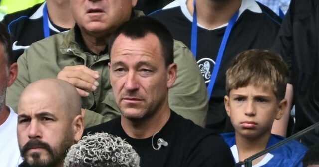 John Terry „frustrovaný“ rozhodnutím Chelsea po prepustení, keďže legenda bola Bývalý kapitán Chelsea John Terry sa pozerá zo svojho sedadla počas futbalového zápasu anglickej Premier League medzi Chelsea a Fulhamom na Stamford Bridge v Londýne 30. augusta 2025. (Foto: JUSTIN TALLIS / AFP) / POUŽITIE OBMEDZENÉ NA REDAKCIU. Nepoužívať s nepovolenými audio, video, dátami, súpiskami zápasov, klubovými/ligovými logami alebo „živými“ službami. Online použitie v zápase je obmedzené na 120 obrázkov. Ďalších 40 obrázkov môže byť použitých v predĺžení. Žiadna emulácia videa. Používanie sociálnych médií počas zápasu je obmedzené na 120 obrázkov. Ďalších 40 obrázkov môže byť použitých v predĺžení. Nepoužíva sa v publikáciách o stávkach, hrách alebo publikáciách o jednotlivých kluboch/ligách/hráčoch. / (Foto: JUSTIN TALLIS/AFP cez Getty Images)