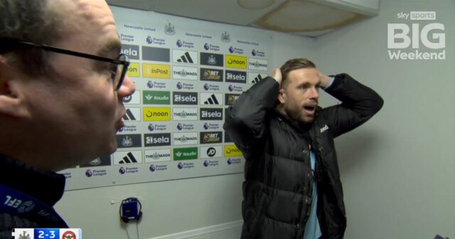 Jordan Henderson stojí s rukami na hlave