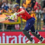 Jos Buttler sa snaží dostať loptu z námestia počas nedeľňajšieho víťazstva Anglicka vo Svetovom pohári T20 nad Srí Lankou.