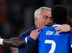 Jose Mourinho obvinil zo snahy „ospravedlniť“ rasizmus komentármi Viniciusa Jr Jose Mourinho, hlavný tréner Benficy, hovorí s Viniciusom Juniorom z Realu Madrid