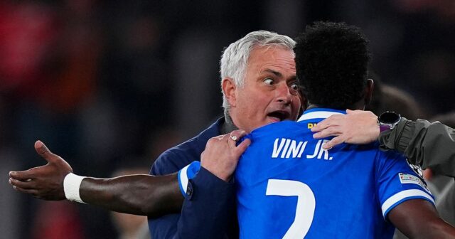 Jose Mourinho obvinil zo snahy „ospravedlniť“ rasizmus komentármi Viniciusa Jr Jose Mourinho, hlavný tréner Benficy, hovorí s Viniciusom Juniorom z Realu Madrid