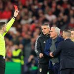 Hlavný tréner Jose Mourinho zo SL Benfica dostal červenú kartu počas zápasu Ligy majstrov UEFA medzi Benficou a Realom Madrid na Estadio da Luz...