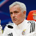 LISABON, PORTUGALSKO - 8. FEBRUÁRA: Jose Mourinho Hlavný tréner SL Benfica počas zápasu Primeira Ligy medzi SL Benfica a FC Alverca na Estadio da Luz 8. februára 2026 v Lisabone v Portugalsku. (Foto Carlos Rodrigues/Getty Images)