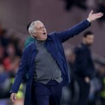 José Mourinho hovoril s Viniciusom Jr počas prestávky v hre (AP)