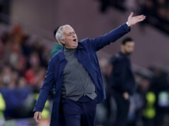 Jose Mourinho verí, že Vinicius Jr. „podnecoval“ hráčov Benficy pred rasistickým sporom José Mourinho hovoril s Viniciusom Jr počas prestávky v hre (AP)