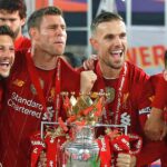 Adam Lallana, James Milner, Jordan Henderson a Andrew Robertson s trofejou v Premier League