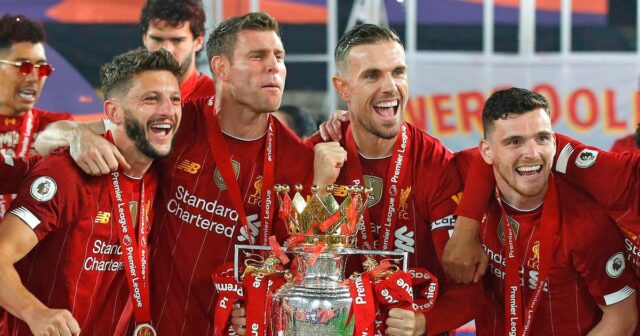 Adam Lallana, James Milner, Jordan Henderson a Andrew Robertson s trofejou v Premier League