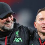 Jurgen Klopp hlavný tréner / manažér Liverpoolu a Pep Ljinders asistent hlavného trénera / manažér Liverpoolu počas finálového zápasu Carabao Cup medzi Chelsea a Liverpoolom