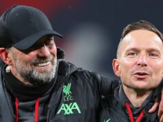 Jurgen Klopp povedal bývalému asistentovi, že napriek sľubu Liverpoolu „prijme prácu Man City“. Jurgen Klopp hlavný tréner / manažér Liverpoolu a Pep Ljinders asistent hlavného trénera / manažér Liverpoolu počas finálového zápasu Carabao Cup medzi Chelsea a Liverpoolom