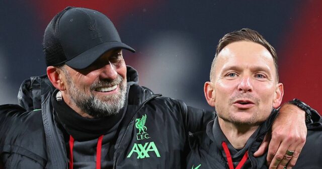 Jurgen Klopp povedal bývalému asistentovi, že napriek sľubu Liverpoolu „prijme Jurgen Klopp hlavný tréner / manažér Liverpoolu a Pep Ljinders asistent hlavného trénera / manažér Liverpoolu počas finálového zápasu Carabao Cup medzi Chelsea a Liverpoolom