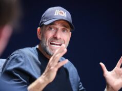 Jurgen Klopp si myslí, že Man Utd by mohol získať neuveriteľného hráča, ak dôjde k šoku Jurgen Klopp, hlavný tréner / manažér Liverpoolu, oslavuje na plný úväzok s Alexisom Macom Allisterom z Liverpoolu počas zápasu Premier League medzi Liverpool FC a Sheffield United na Anfielde 4. apríla 2024 v Liverpoole v Anglicku.