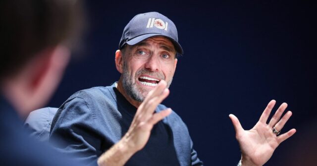 Jurgen Klopp, hlavný tréner / manažér Liverpoolu, oslavuje na plný úväzok s Alexisom Macom Allisterom z Liverpoolu počas zápasu Premier League medzi Liverpool FC a Sheffield United na Anfielde 4. apríla 2024 v Liverpoole v Anglicku.