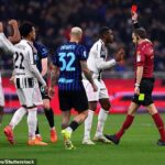 Pierre Kalulu sa snaží obhájiť svoju nevinu po vylúčení počas prehry Juventusu v Interi