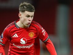 Kai Rooney, 16, sa rozhodol nasledovať kroky otca Wayna po tom, čo mu bola ponúknutá nová zmluva pre Man United s kontraktom na 50 000 libier ročne. Kai Rooney dostal novú zmluvu s Manchestrom United, vďaka ktorej by mohol zarobiť 50 000 libier ročne.