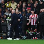 Kalvin Phillips (tretí sprava) bol vylúčený za šokujúcu výzvu v nedeľňajšom derby v Steel City