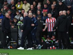 Kalvin Phillips dosiahol nové dno s hororovým riešením, za čo dostal červenú kartu, keď sa snaží oživiť svoju kariéru Kalvin Phillips (tretí sprava) bol vylúčený za šokujúcu výzvu v nedeľňajšom derby v Steel City