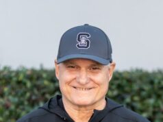 Kamenec servitov Rick Garretson je vybraný za nového futbalového trénera školy Kamenec servitov Rick Garretson je vybraný za nového futbalového trénera školy