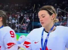 Kanadské hokejistky sa šíria kvôli veselým reakciám na plyšové hračky na olympijskom medailovom ceremoniáli Kanaďan Daryl Watts vyzeral byť obzvlášť naštvaný, keď prijal Tinu. Rodáka z Toronta bolo vidieť, ako hľadí dolu na plyšovú hračku, potom si povzdychne a zahľadí sa do davu