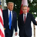 Prezident Donald Trump víta 7. októbra kanadského premiéra Marka Carneyho pred západným krídlom Bieleho domu