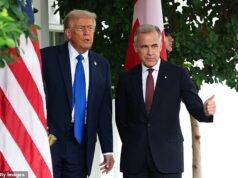Kanadský premiér Carney zosmiešňuje Trumpa brutálnym posmechom po prezidentovej hrozbe hraničného mosta Prezident Donald Trump víta 7. októbra kanadského premiéra Marka Carneyho pred západným krídlom Bieleho domu