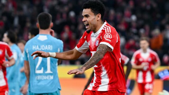 Kaneova ortéza a Diazov hetrik pomohli Bayernu poraziť 10-členný Hoffenheim 5:1
