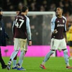 Ezri Konsa bol videný, ako nahnevane demonštruje cestujúcim priaznivcom Vily, než ho po záverečnom hvizde odtiahli jeho spoluhráči a tréneri.