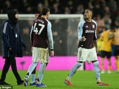 Kapitán Aston Villy Ezri Konsa naráža na svojich VLASTNÝCH FANOUŠKOV v škaredej výmene na plný úväzok po prekvapivej porážke zápasníkov z Premier League Wolves. Ezri Konsa bol videný, ako nahnevane demonštruje cestujúcim priaznivcom Vily, než ho po záverečnom hvizde odtiahli jeho spoluhráči a tréneri.