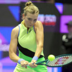 Tamara Korpatsch a Katie Boulter sa rozprávajú počas odovzdávania trofejí