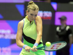 Katie Boulter sa po titulovom úspechu v Ostrave vrátila do top 100 Tamara Korpatsch a Katie Boulter sa rozprávajú počas odovzdávania trofejí