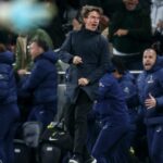 Thomas Frank oslavuje, keď Dominic Solanke skóroval na 2:2 počas zápasu Premier League medzi Tottenhamom Hotspur a Manchestrom City.