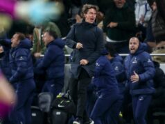 Každé slovo, ktoré Thomas Frank povedal o prestupoch, zranení Solankeho, Romerovi, Van de Venovi a Xavim Thomas Frank oslavuje, keď Dominic Solanke skóroval na 2:2 počas zápasu Premier League medzi Tottenhamom Hotspur a Manchestrom City.