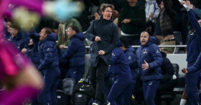 Každé slovo, ktoré Thomas Frank povedal o prestupoch, zranení Solankeho, Thomas Frank oslavuje, keď Dominic Solanke skóroval na 2:2 počas zápasu Premier League medzi Tottenhamom Hotspur a Manchestrom City.